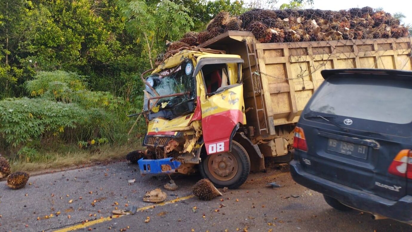ebuah truk bermuatan kelapa sawit mengalami kecelakaan lalu lintas setelah diduga menabrak sisi samping sebuah mobil tangki LPG.