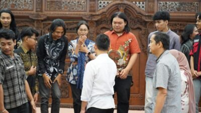 Wali Kota Pontianak Edi Rusdi Kamtono berdialog dengan mahasiswa peserta Mubes HIMAPON di Aula Rumah Jabatan. (Dok. HO/Faktakalbar.id)