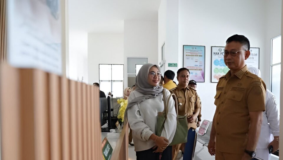 Wali Kota Pontianak Edi Rusdi Kamtono meninjau Puskesmas Siantan Tengah dan Parit H Husin II yang baru selesai dibangun. (Dok: @pemkot.pontianak)