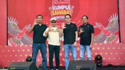 Wali Kota Pontianak Edi Rusdi Kamtono berpose salam tiga jari bersama manajemen Daihatsu di panggung Kumpul Sahabat Pontianak. (Dok. HO/Faktakalbar.id)