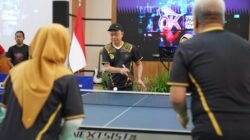 Wali Kota Pontianak Edi Rusdi Kamtono bermain tenis meja melawan Kepala BPK Kalbar pada eksibisi HUT ke-79 BPK RI di Pontianak. (Dok. HO/Faktakalbar.id)