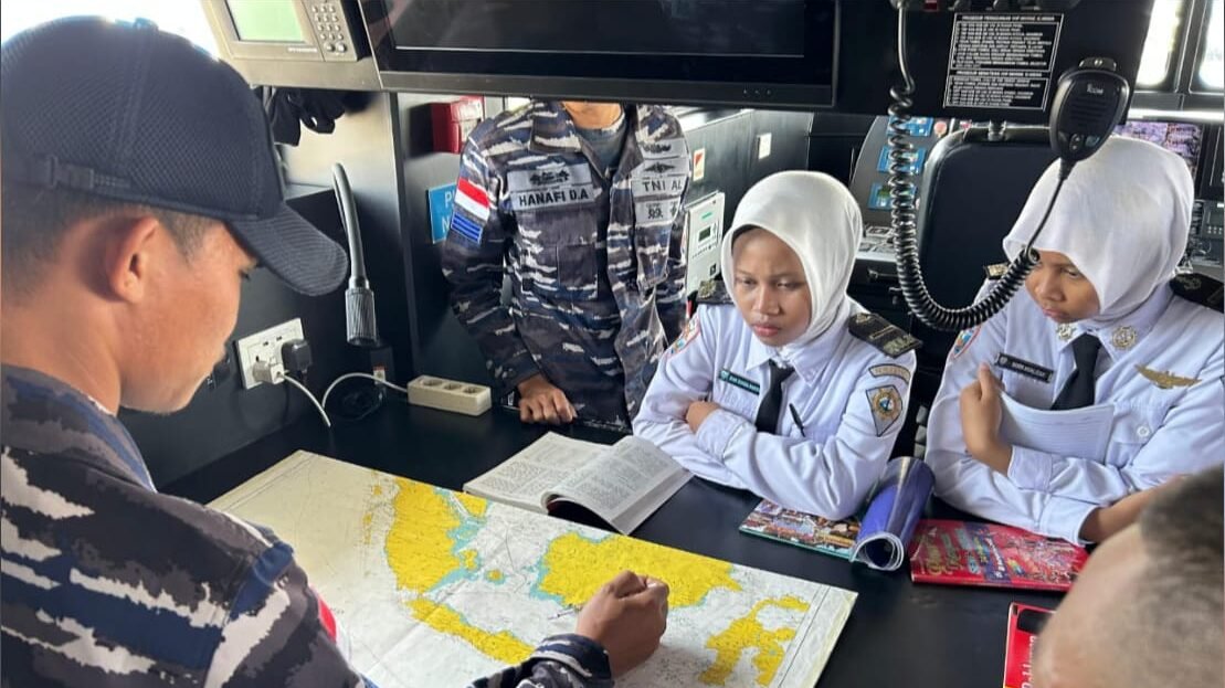 Prajurit TNI AL di atas KRI Karotang-872 memberikan penjelasan mengenai peta wilayah perairan Indonesia kepada para pelajar yang berkunjung. (Dok. HO/Faktakalbar.id)