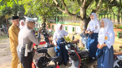 "Cegah risiko kecelakaan, pelajar SMPN 3 Sukadana dapat edukasi tentang zonasi aman sepeda listrik dan pentingnya helm SNI demi keselamatan bersama."
