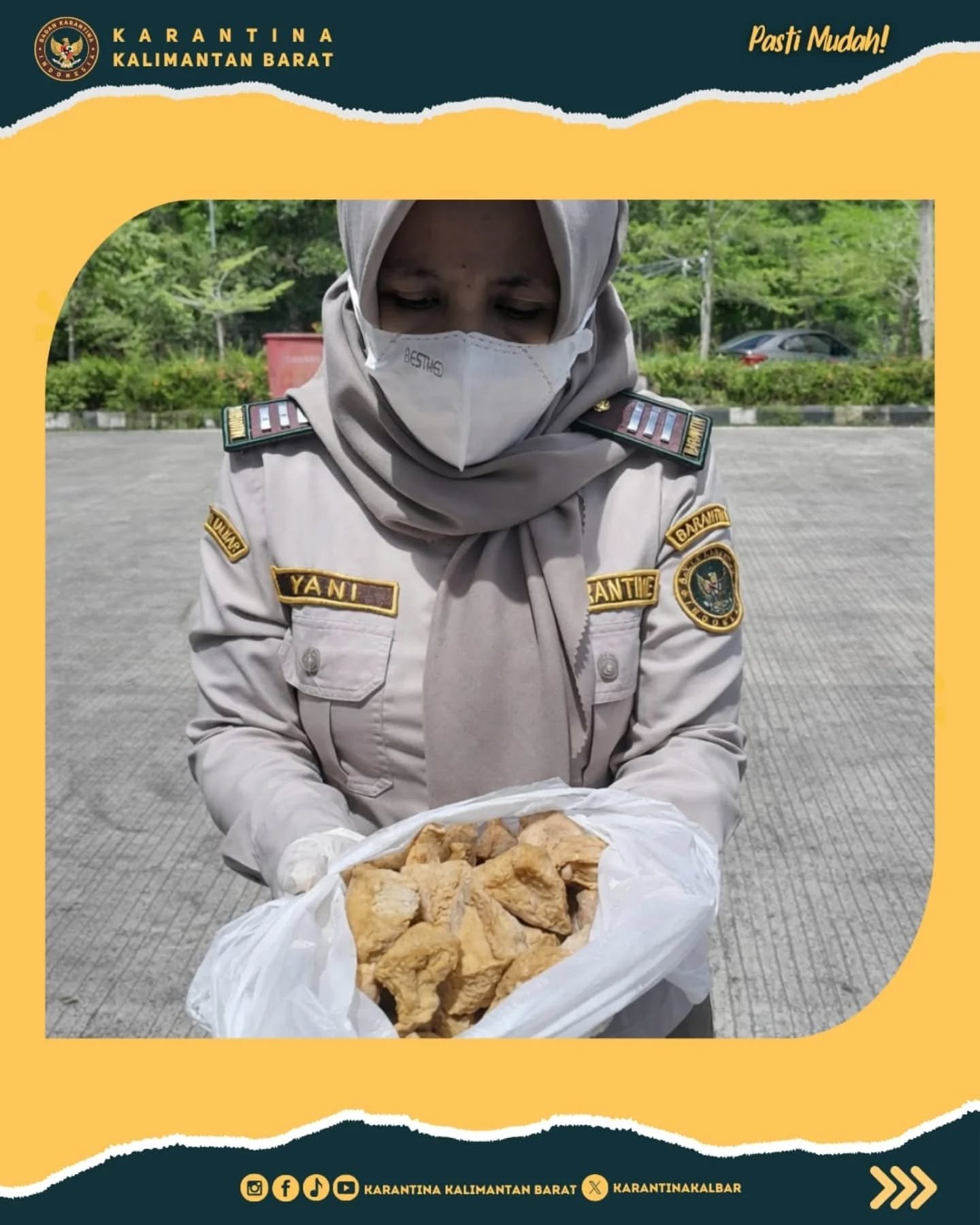 Petugas Karantina menunjukkan produk tahu bakso ayam yang akan diekspor perdana ke Malaysia melalui PLBN Entikong. (Dok. FEB)