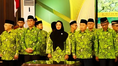 Jusuf Kalla melantik Erlina sebagai Wakil Ketua DMI Kalbar 2025-2030. JK menekankan peran masjid sebagai pusat persatuan dan pemberdayaan sosial. (Dok: @diskominfomempawah)
