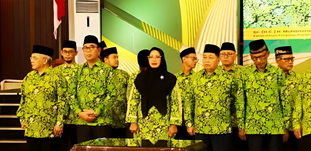 Jusuf Kalla melantik Erlina sebagai Wakil Ketua DMI Kalbar 2025-2030. JK menekankan peran masjid sebagai pusat persatuan dan pemberdayaan sosial. (Dok: @diskominfomempawah)