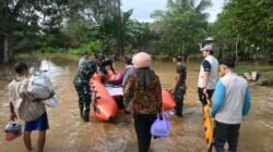 Personel Lanud Harry Hadisoemantri bersama warga mengevakuasi korban banjir menggunakan perahu karet LCR di Kecamatan Sanggau Ledo, Bengkayang. (Dok. HO/Faktakalbar.id)