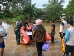 Banjir Sanggau Ledo, Personel Lanud Harry Hadisoemantri Terjun Evakuasi Lansia Sakit