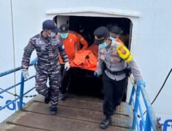 Meninggal di Tengah Laut, Jenazah Penumpang KM Lawit Dievakuasi Tim Gabungan di Kumai