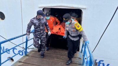 Personel gabungan dari TNI AL (Pos Binpotmar Kumai), Polri, dan Basarnas saat mengevakuasi jenazah penumpang KM Lawit di Pelabuhan Panglima Utar Kumai, Kotawaringin Barat, Jumat (2/1/2026). (Dok. HO/Faktakalbar.id)