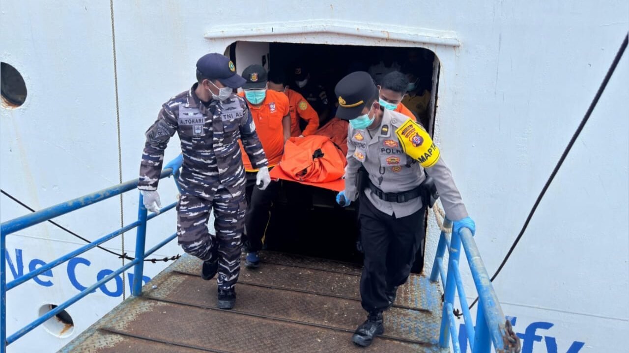 Personel gabungan dari TNI AL (Pos Binpotmar Kumai), Polri, dan Basarnas saat mengevakuasi jenazah penumpang KM Lawit di Pelabuhan Panglima Utar Kumai, Kotawaringin Barat, Jumat (2/1/2026). (Dok. HO/Faktakalbar.id)