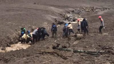 Petugas gabungan saat mengevakuasi kantong jenazah dari lokasi longsor di Bandung Barat untuk selanjutnya dibawa ke posko DVI guna proses identifikasi.