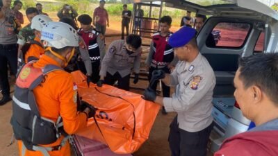 Tim SAR gabungan bersama personel kepolisian mengevakuasi kantong jenazah berisi mayat pria yang ditemukan mengapung di Sungai Pawan ke dalam mobil ambulans. (Dok. HO/Faktakalbar.id)