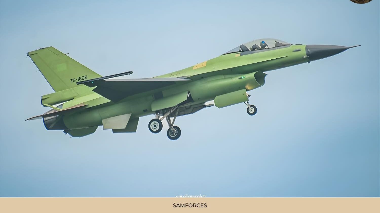 Pesawat tempur F-16AM TS-1608 TNI AU saat menjalani uji terbang di langit Madiun usai program pembaruan Falcon STAR-eMLU. (Dok. HO/Faktakalbar.id)