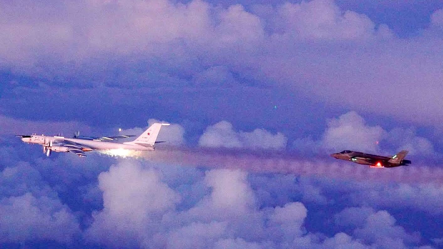 Dua jet tempur F-35 Lightning II Angkatan Udara Norwegia melakukan intersepsi terhadap pesawat patroli maritim Rusia Tu-142 Bear-F di wilayah udara internasional lepas pantai Norwegia. (Dok. Instagram/@Luftforsvaret)