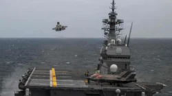Pesawat tempur F-35B Lightning II milik Korps Marinir AS lepas landas dari dek kapal perusak helikopter Jepang JS Kaga saat latihan gabungan. (Dok. ISt)