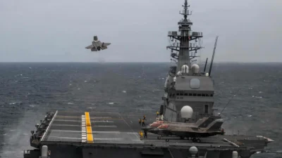 Pesawat tempur F-35B Lightning II milik Korps Marinir AS lepas landas dari dek kapal perusak helikopter Jepang JS Kaga saat latihan gabungan. (Dok. ISt)