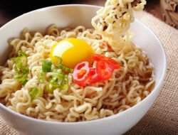 Sering Dituduh Mengendap Berhari-hari di Usus, Ini Fakta Sebenarnya Tentang Pencernaan Mie Instan