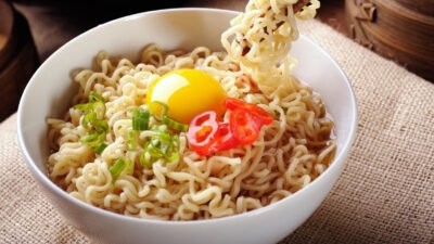 "Benarkah mie instan mengandung lilin dan tidak bisa hancur di usus? Simak penjelasan medis mengenai proses pencernaan mie instan agar tidak termakan hoaks."