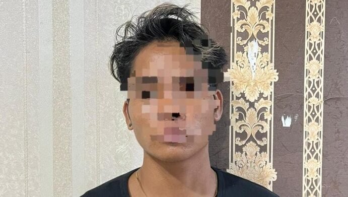 "Remaja putri di Sekadau ditemukan warga dalam kondisi penuh lumpur usai menjadi korban kekerasan seksual oleh pria dewasa. Pelaku kini ditahan Polres Sekadau."