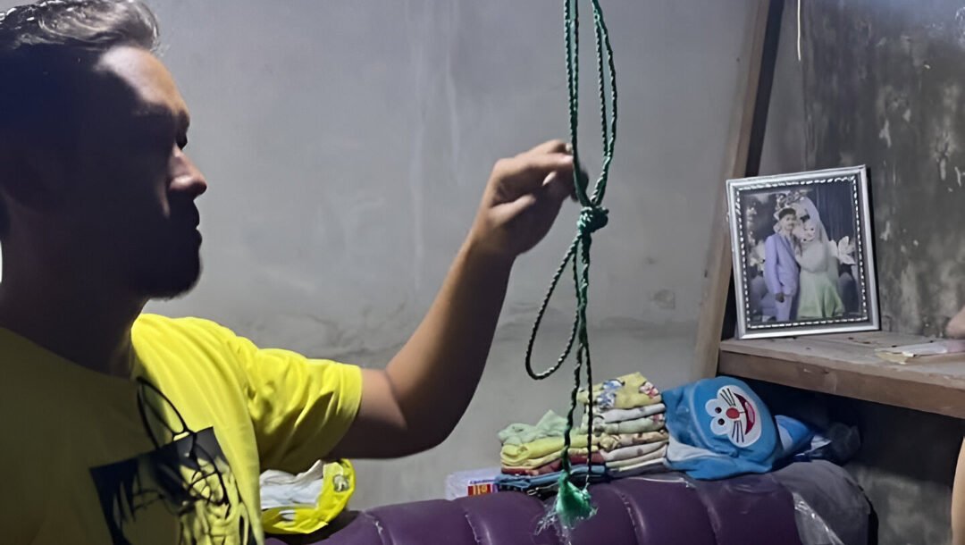 Barang bukti gantung diri. Polsek Pontianak Timur mengevakuasi korban gantung diri di Tanjung Hilir, Minggu (11/1). Jenazah dibawa ke RS Bhayangkara untuk visum. (@pontianaktimurpolsek)