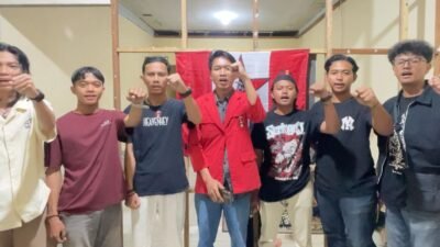 Anggota Gerakan Mahasiswa Nasional Indonesia (GMNI) Kota Pontianak mengepalkan tangan saat menyampaikan pernyataan sikap mendesak penuntasan kasus kekerasan seksual anak di Pontianak. (Dok. HO/Faktakalbar.id)