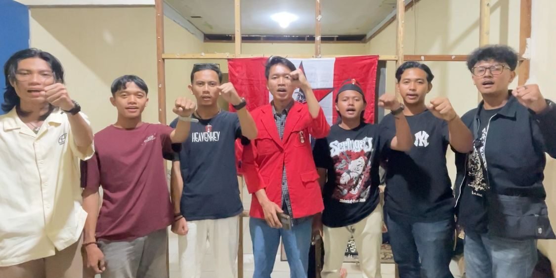 Anggota Gerakan Mahasiswa Nasional Indonesia (GMNI) Kota Pontianak mengepalkan tangan saat menyampaikan pernyataan sikap mendesak penuntasan kasus kekerasan seksual anak di Pontianak. (Dok. HO/Faktakalbar.id)
