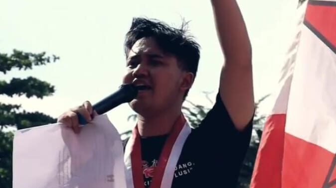 Para pengurus dan anggota DPC GMNI Kota Pontianak berfoto bersama sambil mengepalkan tangan kiri ke udara sebagai simbol perlawanan dan semangat marhaenisme. (Dok. HO/Faktakalbar.id)