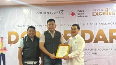 "Memperingati HUT ke-11, Golden Tulip Pontianak Hotel menggelar aksi donor darah bersama PMI untuk membantu stok darah di Pontianak dan meningkatkan solidaritas."
