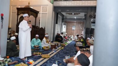 Gubernur Kalimantan Barat, Ria Norsan, saat memberikan sambutan dalam acara peringatan Isra Mi’raj Nabi Muhammad SAW di Masjid Az-Zakhirin, Pontianak, Kamis (15/1).