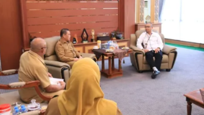 Gubernur Kalimantan Barat, Ria Norsan, saat menerima audiensi CEO Firmansyah Khatulistiwa Group terkait rencana groundbreaking di ruang kerjanya, Senin (5/1).