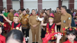 Gubernur Kalimantan Barat, Ria Norsan, menekankan pentingnya peran sekolah dalam mencetak generasi emas yang berkarakter dan berdaya saing di Kubu Raya.