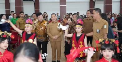Gubernur Kalimantan Barat, Ria Norsan, menekankan pentingnya peran sekolah dalam mencetak generasi emas yang berkarakter dan berdaya saing di Kubu Raya.
