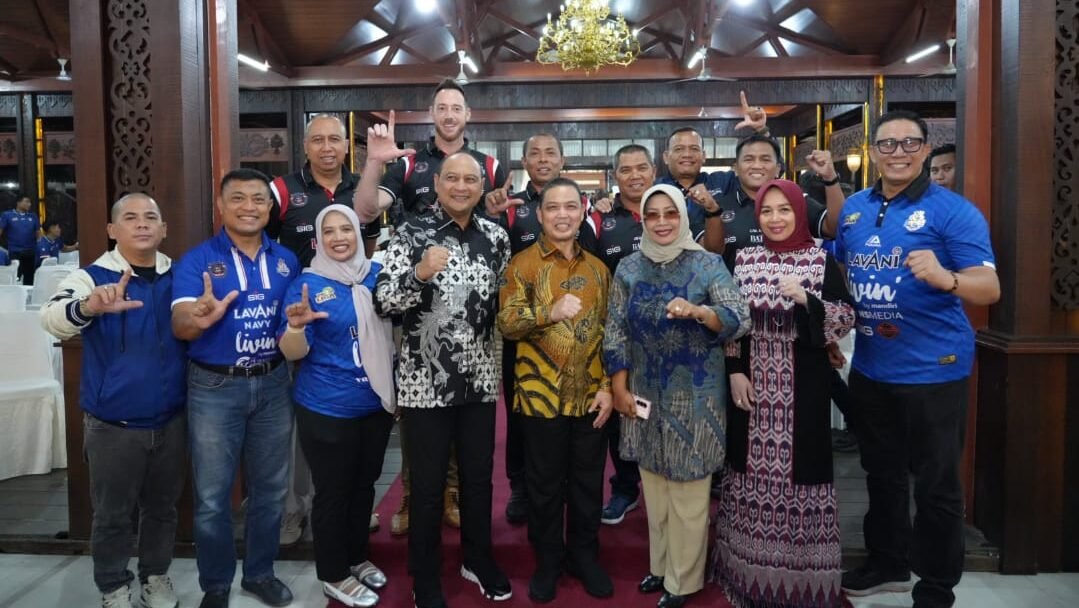 Gubernur Kalimantan Barat, Ria Norsan, saat foto bersama Tim Proliga dan Presiden AVC di Pendopo Gubernur, Rabu malam (7/1).