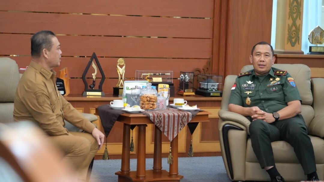 Gubernur Kalimantan Barat, Ria Norsan, saat menerima kunjungan silaturahmi sekaligus pamitan Pangdam XII/Tanjungpura Mayjen TNI Jamallulael di ruang kerjanya, Senin (12/1).