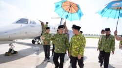 Gubernur Kalimantan Barat Ria Norsan menyambut kedatangan Ketua Umum DMI Jusuf Kalla yang baru turun dari pesawat di Bandara Supadio. (Dok. HO/Faktakalbar.id)