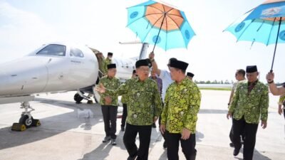 Gubernur Kalimantan Barat Ria Norsan menyambut kedatangan Ketua Umum DMI Jusuf Kalla yang baru turun dari pesawat di Bandara Supadio. (Dok. HO/Faktakalbar.id)