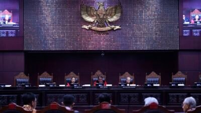 "Sembilan mahasiswa UT menggugat Pasal 240 & 241 KUHP Baru ke MK. Aturan ini dinilai sebagai pasal karet yang membungkam civil society dan demokrasi."