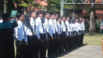 "Guru PPPK Paruh Waktu di Pamekasan kecewa rencana pengangkatan pegawai SPPG jadi PPPK. Puluhan tahun mengabdi gaji minim, merasa diperlakukan tidak adil."