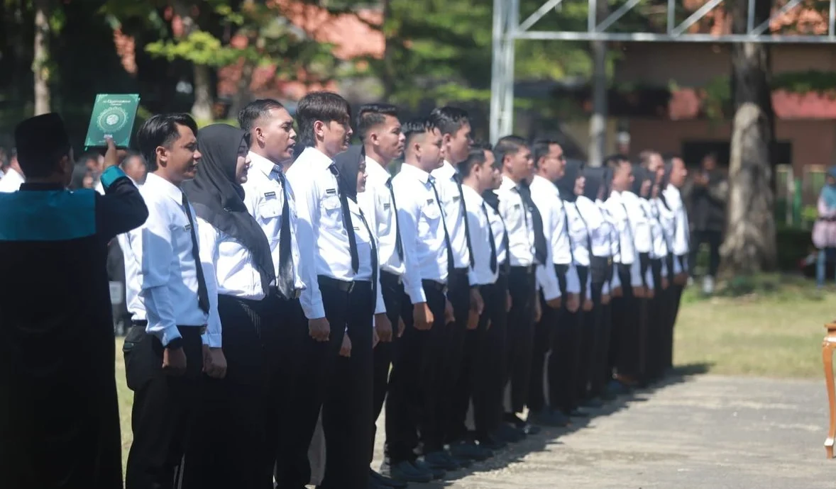 "Guru PPPK Paruh Waktu di Pamekasan kecewa rencana pengangkatan pegawai SPPG jadi PPPK. Puluhan tahun mengabdi gaji minim, merasa diperlakukan tidak adil."