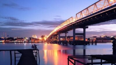 "Pontianak bukan sekadar Tugu Khatulistiwa. Temukan pesona Sungai Kapuas, surga kuliner Choipan, hingga budaya ngopi legendaris di kota ini."