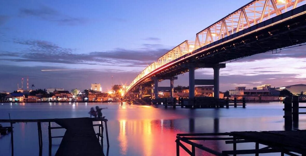 "Pontianak bukan sekadar Tugu Khatulistiwa. Temukan pesona Sungai Kapuas, surga kuliner Choipan, hingga budaya ngopi legendaris di kota ini."