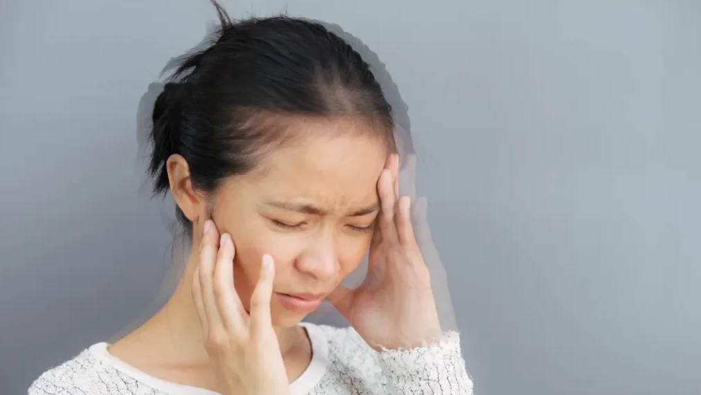 "Serangan vertigo bisa memburuk jika Anda salah penanganan. Hindari gerakan tiba-tiba hingga menatap layar ponsel agar sensasi berputar segera reda. Simak tips lengkapnya."