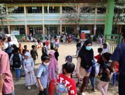 Hari Pertama Sekolah Pascabanjir Aceh Tamiang: Siswa SDN 1 Karang Baru Belajar Beralaskan Terpal