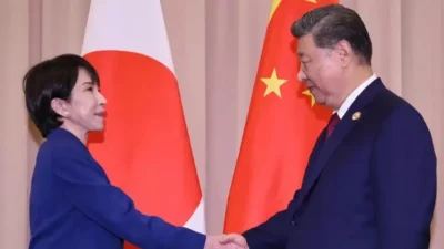 "Ketegangan China-Jepang memuncak. Beijing imbau warganya hindari perjalanan ke Jepang saat Imlek karena alasan keamanan dan isu politik Taiwan."