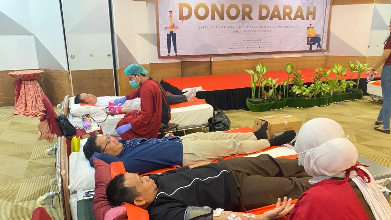 "Merayakan HUT ke-11, Golden Tulip Pontianak menargetkan 100 kantong darah dalam aksi kemanusiaan yang melibatkan TNI, Polri, dan masyarakat umum."