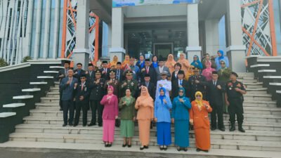 Kabag SDM Polres Ketapang, Aris Pramuji Wisodo, menghadiri upacara HUT ke-69 Provinsi Kalbar di halaman Kantor Bupati Ketapang. (Dok: HO/Faktakalbar.id)