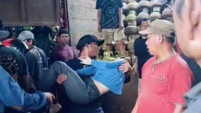 Warga mengevakuasi seorang ibu rumah tangga yang pingsan saat mengantre gas LPG di salah satu pangkalan di wilayah Putussibau Selatan, Kapuas Hulu, Selasa (30/12/2025). (Dok. ISt)