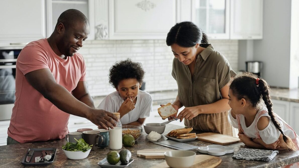 "Akhir pekan jangan cuma main HP sendiri-sendiri! Coba 6 ide kegiatan seru dan hemat ini untuk mempererat bonding keluarga tanpa harus keluar rumah."