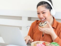 Lupakan “Malam Minggu Kelabu”! Ini 6 Cara Asik Nikmati “Me Time” Berkualitas Tanpa Harus Keluar Rumah